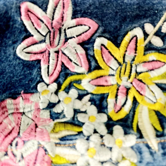 ❤️ Floral Embroidered High Rise Jeans - Picture 7 of 11